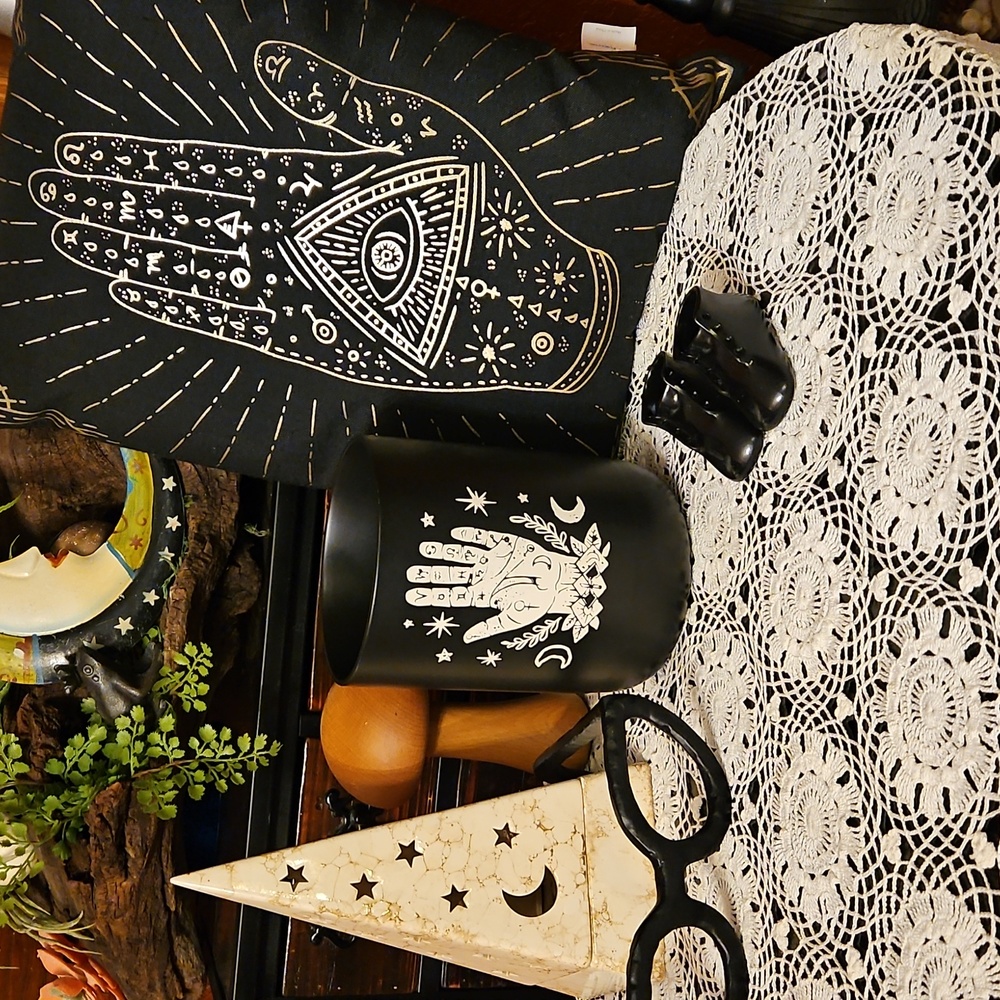 Witchy palmistry utensil holder